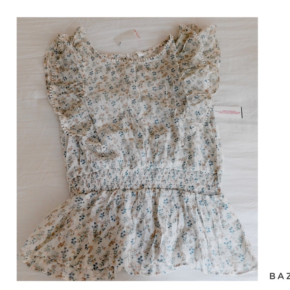 Mine White blouse with floral pattern.